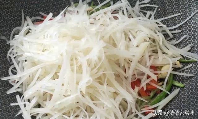 青椒土豆丝怎么炒好吃又脆嫩，饭店的土豆丝为啥炒的那么好吃