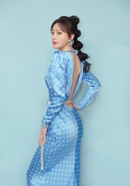 41歲秦嵐曬生日照，身穿白色針織衫優雅少女，單身活成了公主模樣 娛樂八卦吃瓜 第6张