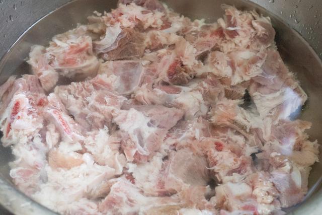 腊排骨炖什么好吃，腊排骨里面炖什么最好窍门（中国传统文化中的一道美食）