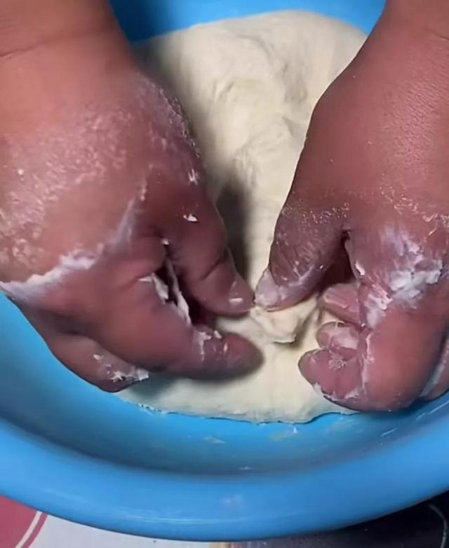 膨松剂炸油条配方，复合膨松剂制作油条方法（做出跟市面一样金黄松软油条）