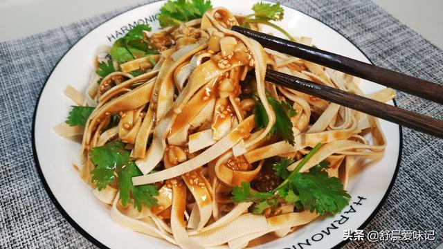 炒干豆腐的做法，怎样炒干豆腐好吃又简单（快手家常菜，芹菜炒豆腐干）