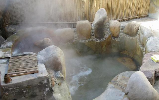 冬日泡温泉好惬意，安宁人冬天不可少的惬意