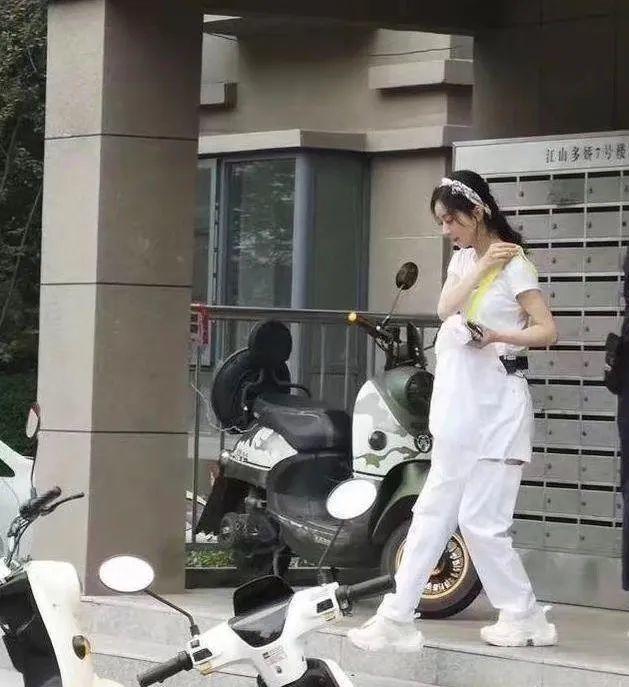 趙麗穎生娃後美出新高度！穿一身白色錄節目，身材出眾氣質驚艷 娛樂八卦吃瓜 第1张