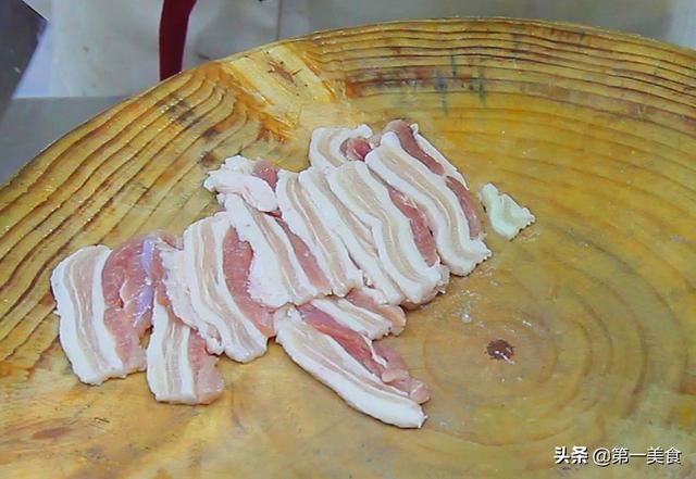 秋葵炒肉的做法，家常小菜谱秋葵炒肉（怎么做出地道地秋葵小炒肉）