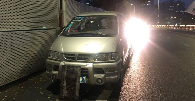 共享车司机倒车疏忽，男子租共享汽车跑黑车这下惨了