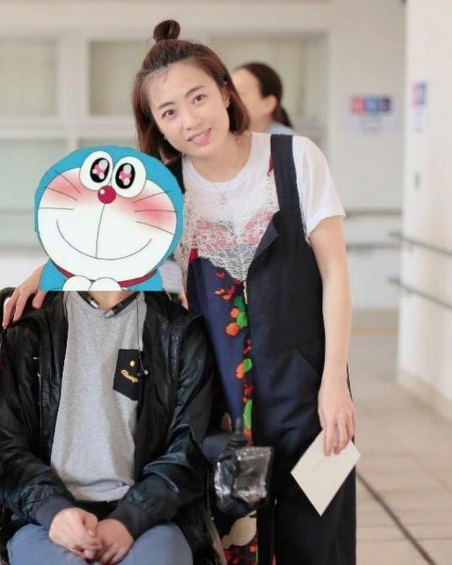 香港女首富甘比暴富後活成少女，扎蘋果頭超減齡，日常就是做公益 娛樂八卦吃瓜 第5张