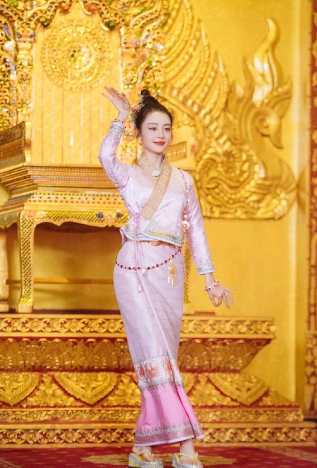 吉娜化身傣族姑娘太嬌俏！穿粉色民族衣秀「3D」身材，楚楚動人 娛樂八卦吃瓜 第2张