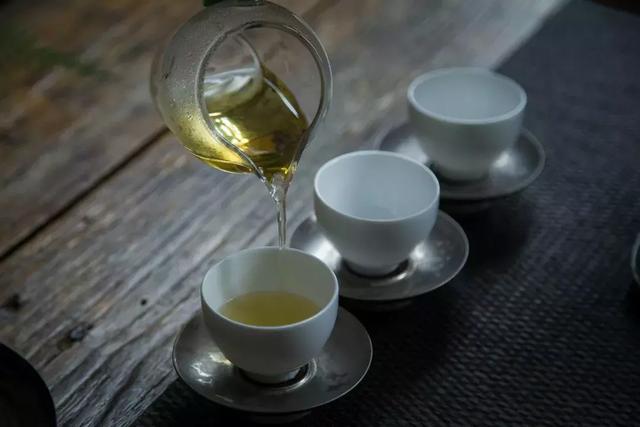 与其赶着人挤人，与亲朋好友奔赴一场叹茶之约