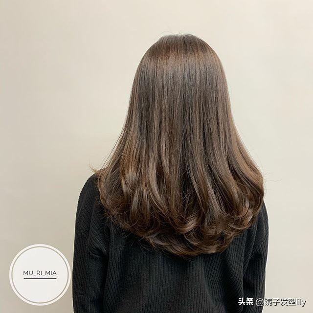 女生纹理烫发型，好看的烫头发型中长发