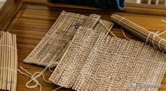 考古专家发现的千年古墓，考古专家发掘一个古墓