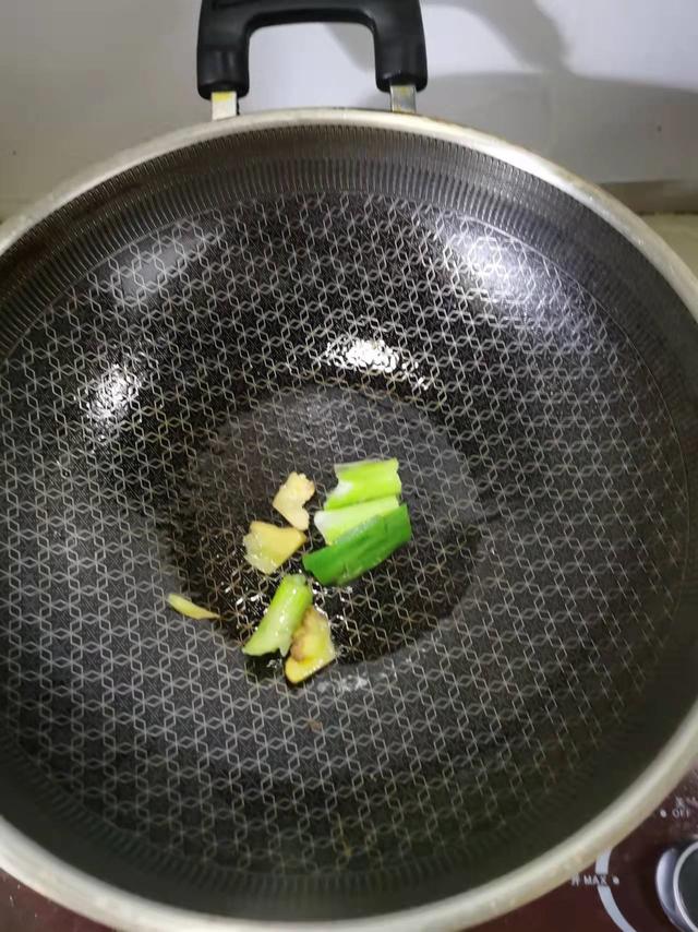 泥鳅豆腐汤怎么做，泥鳅豆腐汤怎么做汤白（春韭豆腐泥鳅汤 温阳补肾）