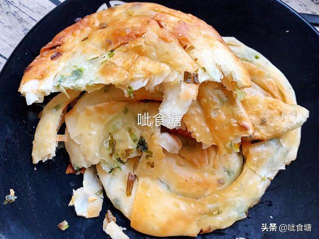 饺子皮做葱油饼，饺子皮葱油饼制作简单葱香诱人（吃剩的饺子皮不要扔了）