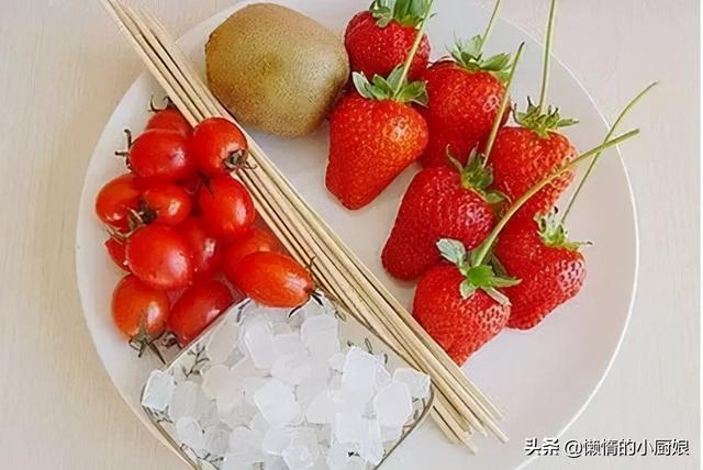 如何制作糖葫芦，怎么在家里制作好吃的糖葫芦（教你在家自制冰糖葫芦）