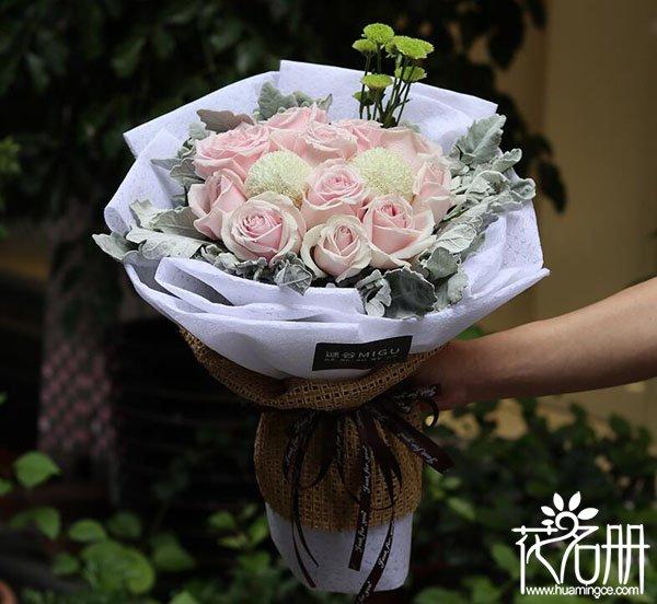 情人节的送玫瑰花的含义，情人节送玫瑰花的由来