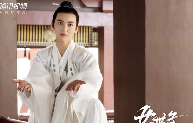 尤靖茹生日曝写真，女装惊艳男装出人意料