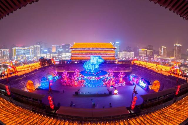西安大雁塔灯光秀，大雁塔70周灯光秀时间（西安大雁塔北广场梦幻光影秀场面有多震撼）