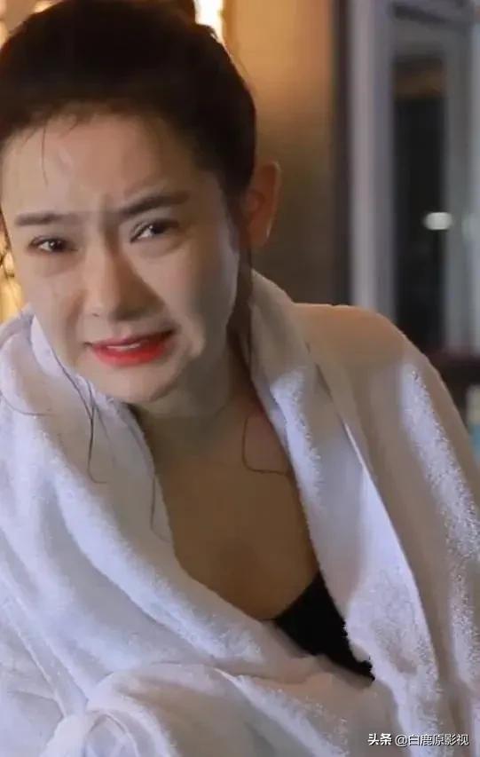 戚薇海边蓝色泳衣，戚薇泳装照牺牲大