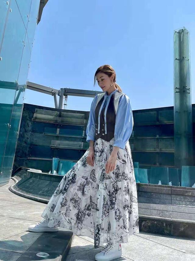 李嘉欣身材似少女，51歲了，還在練瑜伽，怪不得身材那麼好 街拍正妹 第1张