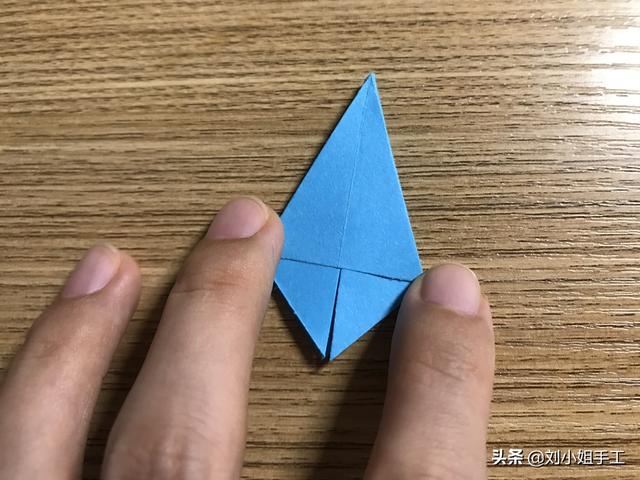 最简单的雨伞折纸方法图解，折纸教程：带爱心的小花伞