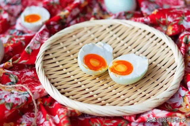 制作咸鸭蛋最简单的方法，想吃咸鸭蛋不用买