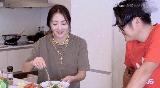 曹格女兒長大了！和媽媽一起下廚乖巧又聽話，褪去嬰兒肥更像爸爸 娛樂八卦吃瓜 第5张