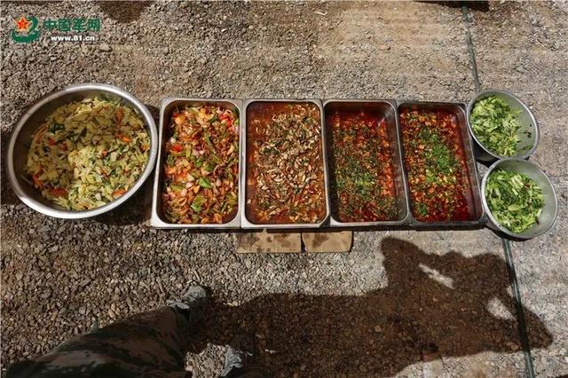 伙食标配六菜一汤，三菜一汤伙食标准