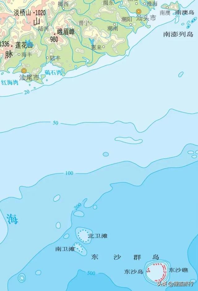 东沙群岛位于万山群岛以东，东沙群岛主要岛屿