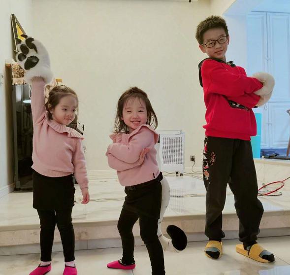 杨云晒三宝贝近照，10岁杨阳洋公主抱妹妹