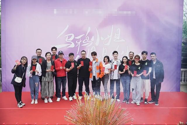 任嘉伦新剧照处江湖，霸道总裁拍成矮土胖