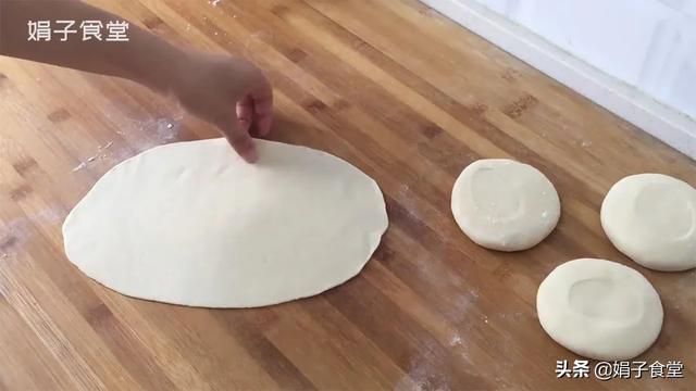 葱油饼的制作方法，如何制作葱油饼又软又好吃（葱油饼最简单的懒人做法）