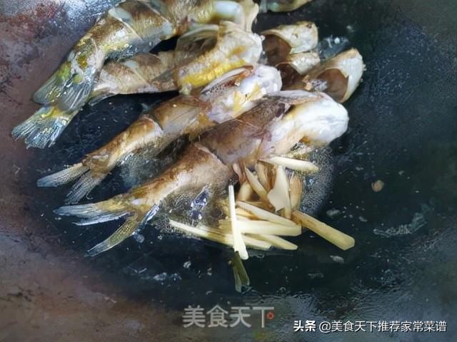黄鸭叫最好吃的做法，用烧热的药膳油再将鱼烫熟