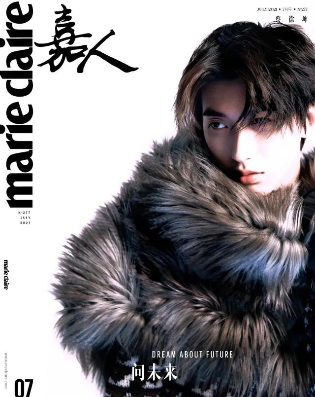 李宇春女装图片，李宇春穿搭卫衣（时尚大片红黑榜）