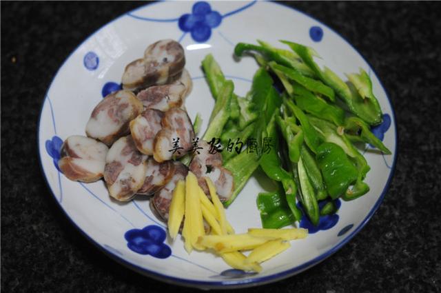 炒腊肠的家常做法，炒腊肠怎么做好吃又嫩（酒店大厨这样炒腊肠）