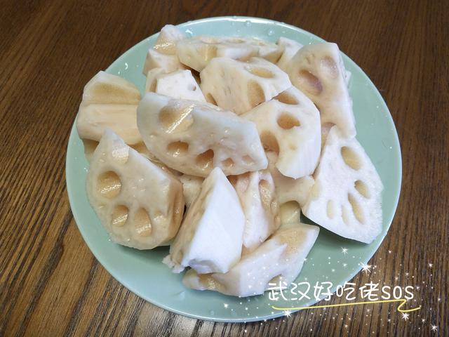 湖北人煨莲藕排骨汤，湖北地方的特色