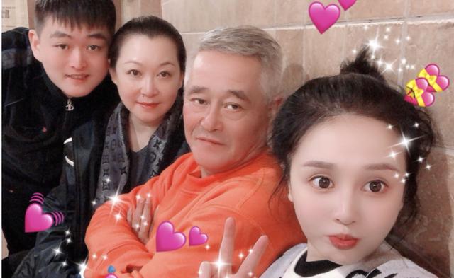 56岁赵本山全家福，他却满头白发斗鸡眼与儿子一模一样