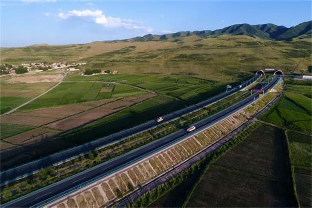 乌鞘岭长城走向，气势磅礴乌鞘岭