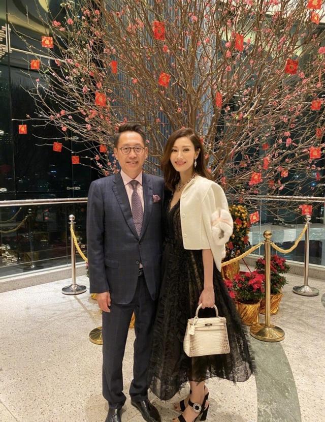 李嘉欣一把年紀依舊狂野，穿黑色超短抹胸露肚臍，煙燻妝太搖滾 娛樂八卦吃瓜 第6张