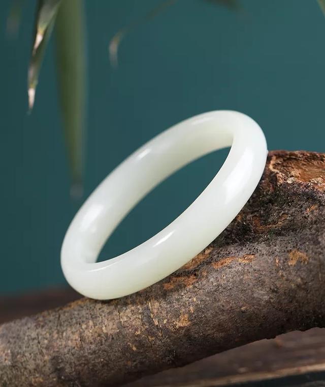 女人戴玉镯的禁忌，玉手镯佩戴有什么讲究和禁忌