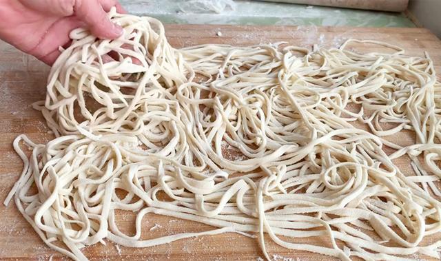 手工擀面条怎么和面才能够更筋道，和面只加水是不对的