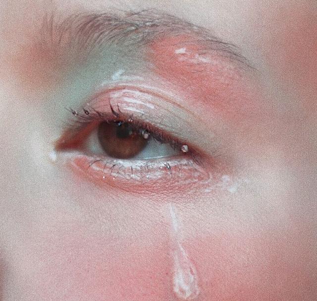 想要让眼妆更精致，眼影的搭配颜色和正确画法