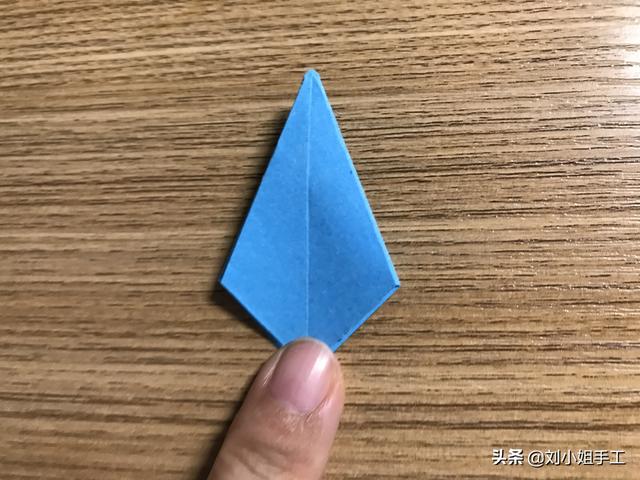 最简单的雨伞折纸方法图解，折纸教程：带爱心的小花伞