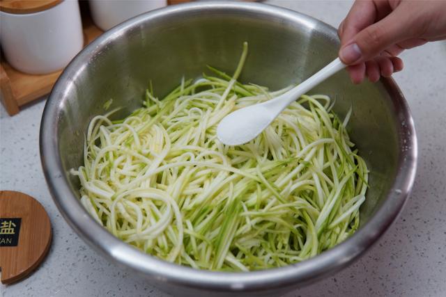 白菜包子馅怎么做好吃，夏天怎么做白菜馅包子（白菜包子这样调馅太香了）