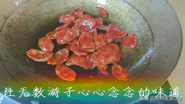 尖椒腊肉炒腊肠的做法，远方游子记忆中的味道