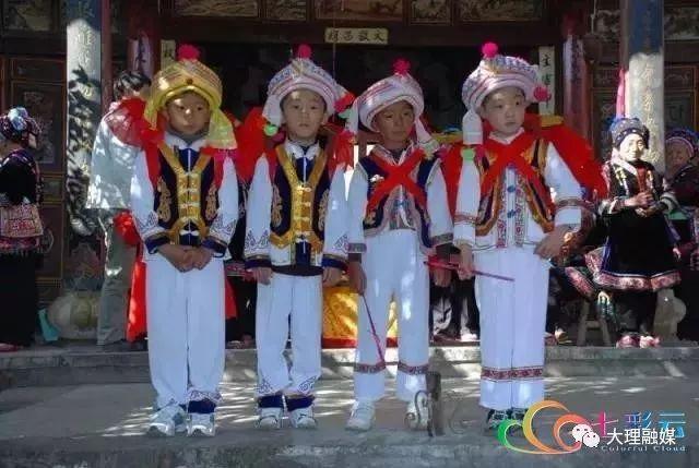 白族服装的特征，听说每个大理人小时候都有一套白族服装