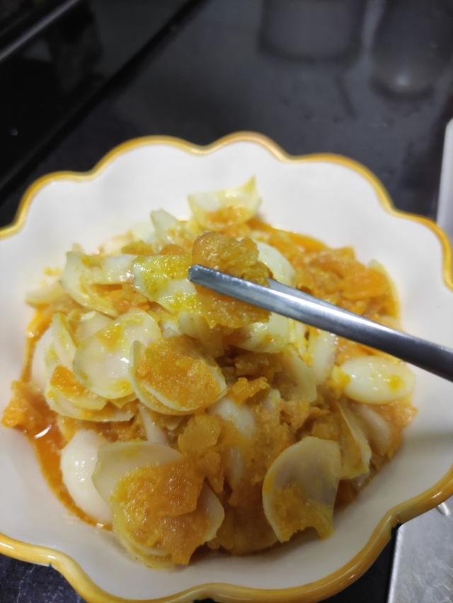 咸鸭蛋怎么吃才好吃又简单，咸蛋别只会配米粥吃