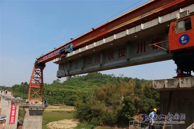 连乐铁路井研车站，连乐铁路井研段开始铺架