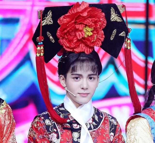 男星女装造型有多美，王一博《街舞5》穿女装