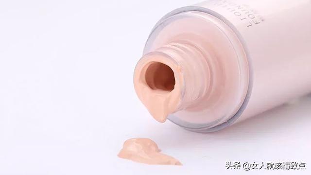 气垫和粉底液哪个好用，气垫跟粉底液哪个比较好