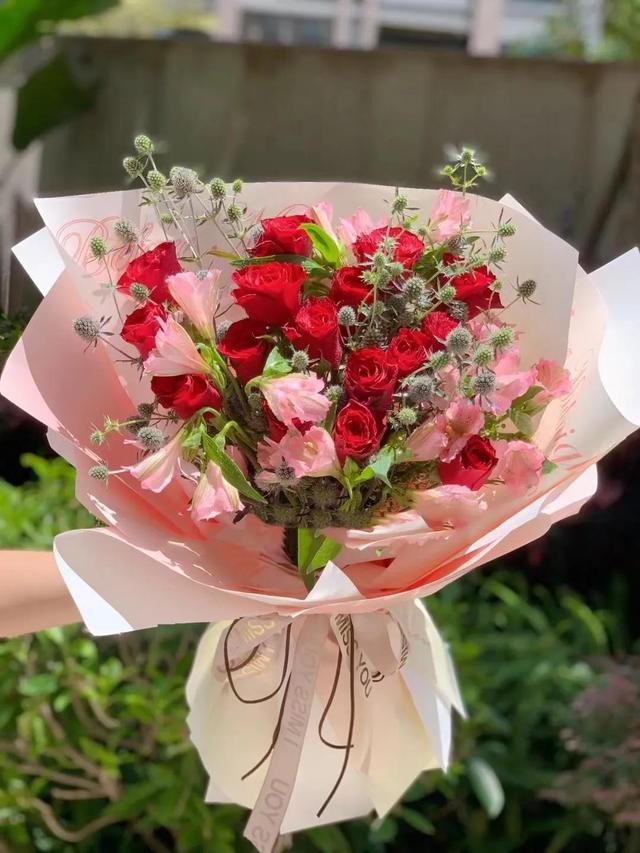 好看的红色玫瑰花束，打动女友的8种红色花朵