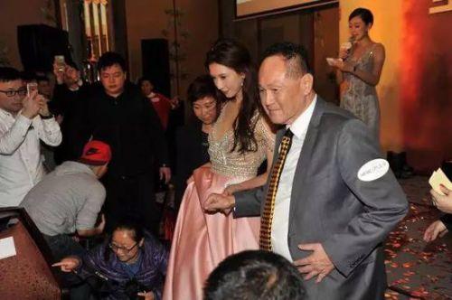 林志玲出席活动被老板抱，表情奇怪被当做“强颜欢笑”